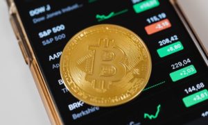 Moneta Bitcoin na ekranie telefonu