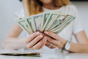 Amerykańskie banknoty w dłoni kobiety