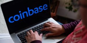 logo coinbase na ekranie laptopa