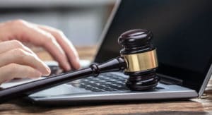 młotek sędziowski na laptopie